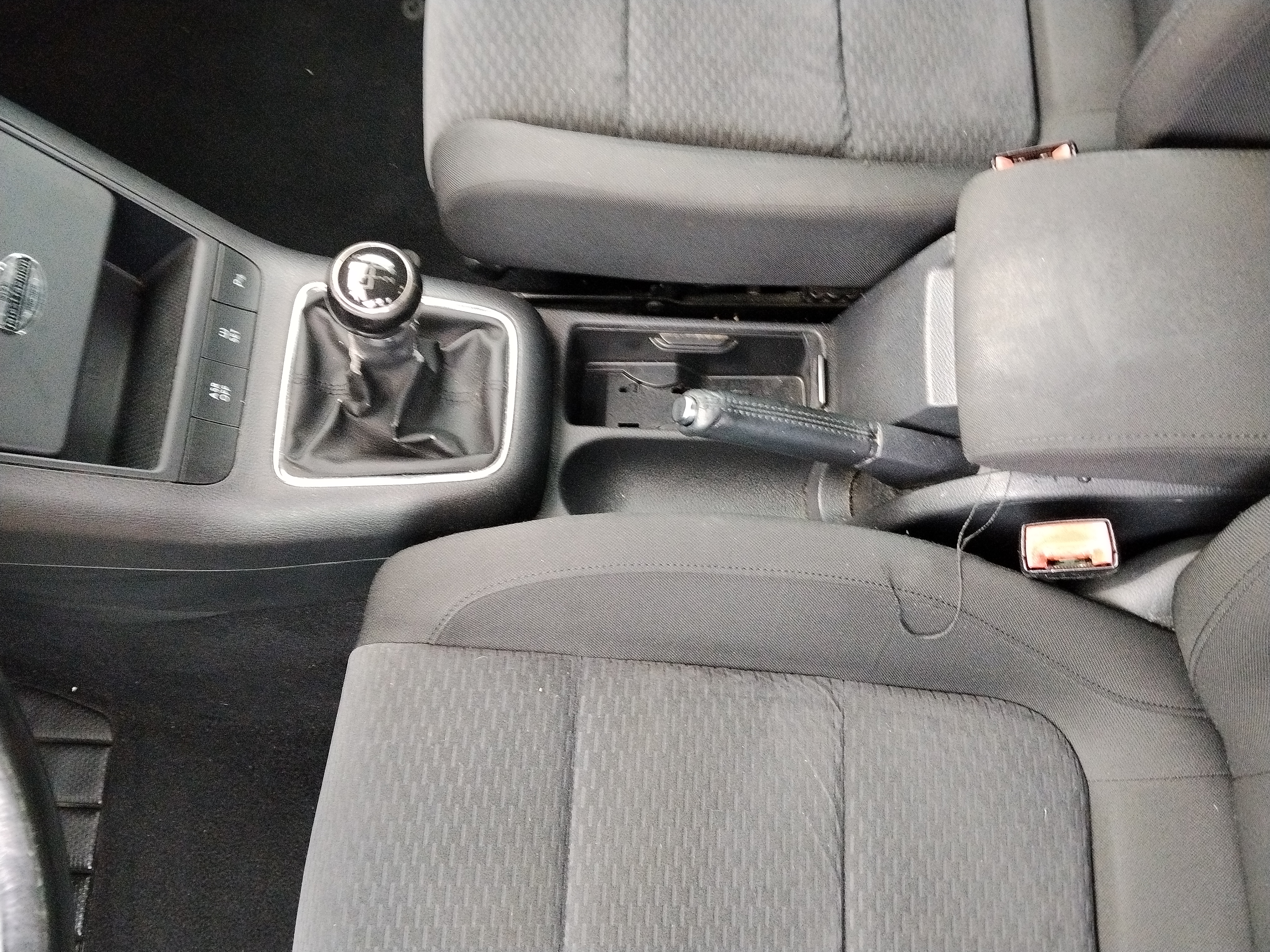Après – Nettoyage intérieur Volkswagen - console centrale